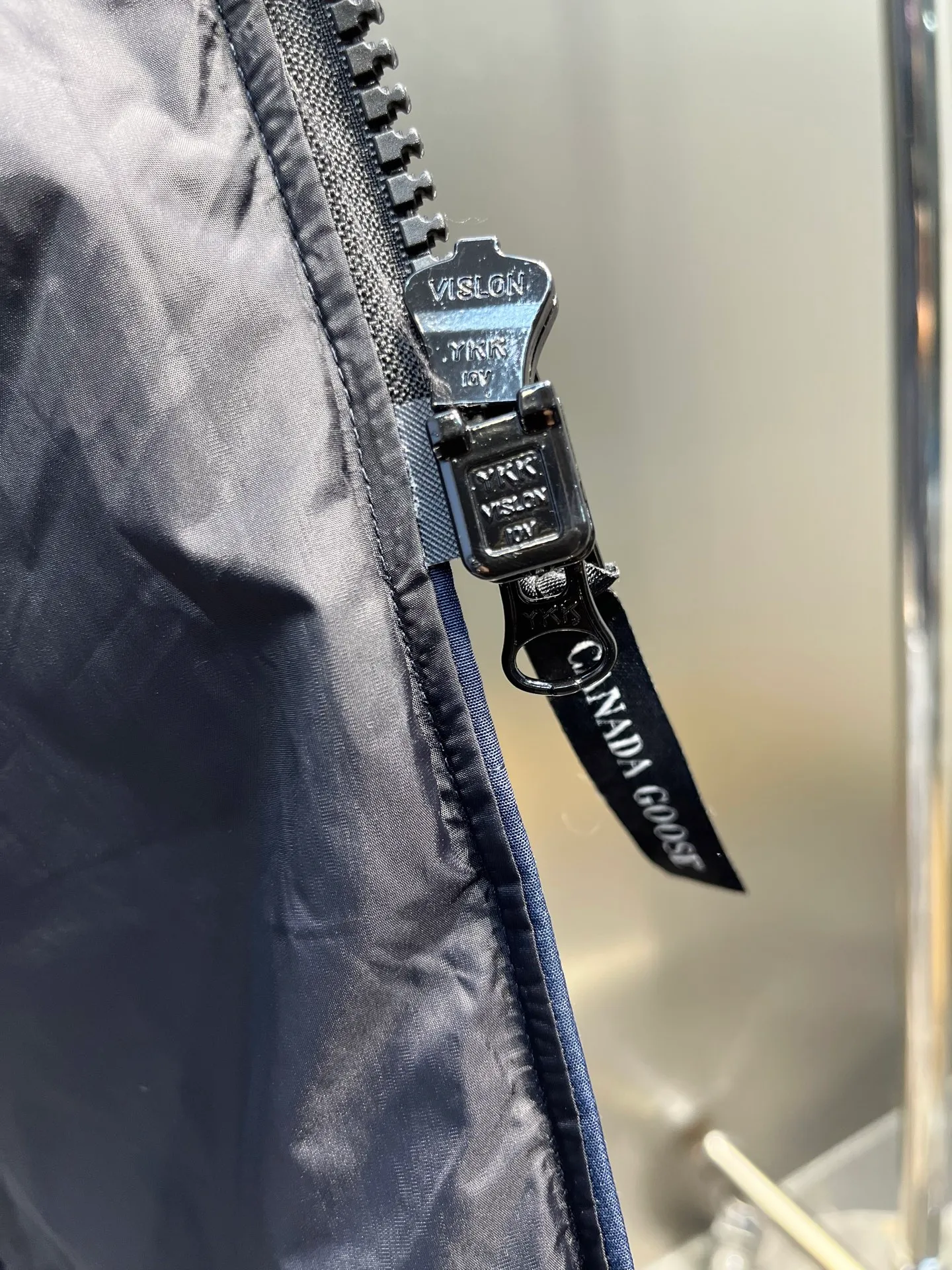 P860 CANADA GOOSE parka 22 styles ➖ Genuine synchronous anti-counterfeiting chip sensor! ➖ Imported 21-count polyester-cotton blended original fabric [last year’s 16-count/18-count hard fabrics have been completely eliminated, this year all use 21-count genuine synchronous fabrics, the soft mid-strap feels delicate and textured], genuine synchronous Feather-Light 10D waterproof coating fabric, made of 84.5 polyester fiber and 15.5 cotton, 100% the best feel in the entire network! ➖ The genuine official website is synchronized with the national standard 80 white duck down, you can check the official website customer service, there will never be a series of misleading claims such as 90 down or goose down! ��� Using the best nylon lining with double double-layer sealing design, velvet-proof No. 7 needle + grid-filled down ready-made garments, there is 100% no so-called velvet running! ➖ The cuffs are designed with thickened seamless threads, and the collar and pockets are lined with top-quality polar fleece to keep you warm and comfortable! ➖ Yoshida YKK provides original custom-made electroplated sliders. YKK two-way lockable zippers are tight and smooth and will not peel off paint! ➖ 3M composite guarantees that the Velcro is the same as the original, durable, and all accessories and hardware are custom-made! ➖ Imported BEHRINGER embroidery machine to customize the 10,000-needle embroidery logo, 98% of which can be reproduced to restore the original logo. You can check and compare on the official website! ➖ The fur collars are all made of large pieces of Western Canadian blue wolf hide, ensuring that each fur collar is 13-15cm wide! size：xs-xl